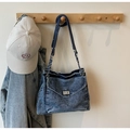Detail van de gewassen blauwe denim schoudertas met zilveren ketting en draaisluiting - Blauw