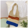 Detalle de un bolso de mano de punto calado con patchwork multicolor para la playa - Caqui
