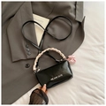 Sac polochon noir brillant avec poignée plissée rose et n'ud en velours doux - Grand / Noir