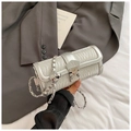 Details der silbernen Zylindertasche mit Wellenstruktur und metallischem Kettenriemen - Wellenmuster Silber
