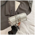 Detail der silbernen Schlangenmuster-Zylindertasche mit M-Verschluss und Kette - Steinmuster Silber