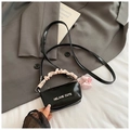 Mini sac polochon noir brillant avec poignée rose à volants et nœud mignon - Petit / Noir