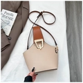 Bolso cubo de cuero en contraste beige y marrón con hebilla dorada y correa de hombro - Caqui