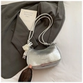 Detalle de bolso hobo plateado con colgante de perlas y encaje y marca de moda - Plateado