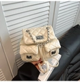 Sac à dos matelassé crème élégant avec motif de losanges et chaînes argentées - Blanc