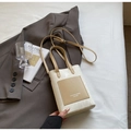 Sac bandoulière vintage beige et kaki en cuir plissé brillant au design minimaliste - Blanc Cassé sans Charme