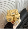Sac à dos matelassé jaune chic avec coutures en losange, fermoir tournant et chaînes - Jaune