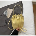 Sac seau jaune pâle à texture crocodile avec cordon de serrage et détails argentés - Jaune