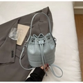 Sac seau bleu clair en similicuir avec texture crocodile et fermeture à cordon - Bleu