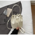Sac seau chic crème motif crocodile avec cordon de serrage et œillets argentés élégants - Blanc Cassé