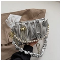 Détail du sac argenté plissé avec bandoulière en perles et boule métallique dorée - Argent