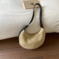 Beige geflochtene Hobo-Umhängetasche mit verstellbarem schwarzem Lederriemen für den Sommer - Beige