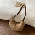Beigefarbene handgewebte Raffia Hobo-Tasche mit dunkelbraunem Lederriemen für den Strand - Khaki