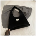Bolso de hombro minimalista en terciopelo negro con parche de logo blanco para diario - Negro