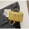 Dettaglio ravvicinato della borsa gialla in pelle a grana con eleganti finiture in argento - Giallo senza Ciondolo