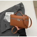 Dettaglio borsa a scatola in pelle martellata caramello con finiture in metallo argento - Marrone Senza Ciondolo
