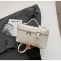 Dettaglio ravvicinato della pelle bianca martellata e hardware argento della borsa box - Bianco Sporco senza Ciondolo
