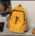 Detalle de una mochila impermeable amarilla con bolsillo de cordón y cremalleras negras - Amarillo