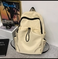 Detalle de mochila de nailon beige resistente al agua con múltiples bolsillos funcionales - Blanco Roto