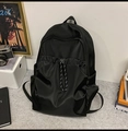 Detalle de mochila de nailon impermeable con bolsillo de cordón y cremalleras laterales - Negro