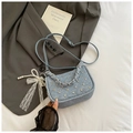 Detalle del bolso denim azul con costuras de diamante, tachuelas y colgante de perlas - Azul