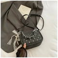 Detalle del bolso punk de mezclilla antracita con diamantes brillantes y cadenas de plata - Negro