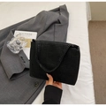 Détails d'un sac de soirée rectangulaire noir orné de strass brillants et luxueux - Strass Noir
