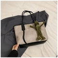 Dettaglio di una grande borsa tote bicolore con trama in pietra e ciondolo a forma di rana - Con Ornamento / Cachi