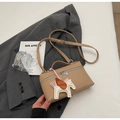 Bolso tipo caja caqui con diseño de lichi, colgante de poni y correa ajustable - Caqui Con Colgante