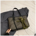 Vista piatta di una borsa tote grande grigio scuro marmorizzata con ciondolo a forma di rana - Con Ornamento / Nero