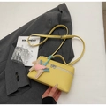 Gelbe Handtasche aus Leder mit Litschimuster, bunten Pferdeanhänger und Schultergurt - Gelb mit Wolkenanhänger