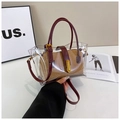 Détail du sac cabas transparent en PVC avec anses en cuir bordeaux et fermoir doré chic - Rouge