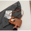 Borsa a mano marrone in pelle martellata con tracolla regolabile e ciondolo pegaso - Marrone Con Ciondolo
