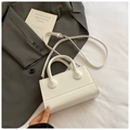 Bolso de mano blanco minimalista con logo TIAN CHA sobre una chaqueta gris - Blanco