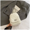 Detalle de mini mochila blanca acolchada con cadenas plateadas y cierre giratorio - Blanco