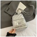 Detail der silbernen gesteppten Mini-Beuteltasche mit Kettenriemen und Drehverschluss - Silber