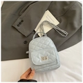 Detailansicht hellblaue gesteppte Beuteltasche mit silbernem Drehverschluss und Kettenriemen - Blau
