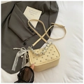 Elegante bolso de hombro beige con tachuelas, detalles de diamantes y cadena plateada - Amarillo