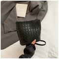 Detalle del bolso de hombro tipo cubo tejido a mano en negro con textura de cuero fino - Negro