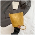 Vista detallada del bolso saco trenzado amarillo con diseño de tablero y correa fina - Amarillo Jengibre