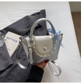 Dettaglio borsa a mano plissettata argento con pizzo bianco e fiocco a scacchi blu - Argento