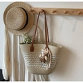 Stroh-Tragetasche in Beige mit weißem Netzmuster, braunen Ledergriffen und Bärchen - Off-White mit Anhänger