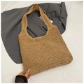 Dettaglio borsa tote in paglia intrecciata a mano con trama naturale e spalline larghe - Kaki