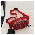 Détail du sac bandoulière en velours rouge à pois blancs et fermetures éclair contrastées - Rouge