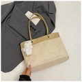 Detailansicht der beigen Strohtasche mit Lederbesatz und süßem Plüschbär-Anhänger-Detail - Khaki Mit Anhänger