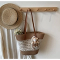 Große geflochtene Strohtasche in Braun und Weiß mit einem süßen Bären-Anhänger-Charm - Khaki Mit Anhänger