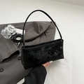Dettaglio della borsa baguette nera vintage con trama in finta pelle invecchiata - Nero