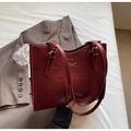 Bolso tote vintage de cuero burdeos con letras doradas y gran capacidad para uso diario - Burdeos