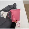 Detalle de la textura rosa lichi y nudo trenzado en el bolso bandolera para teléfono móvil - Rosa