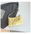 Ανοιχτό κίτρινο τσάντα crossbody street punk με μεταλλικές αγκράφες και στοιχεία μοτο - Κίτρινο